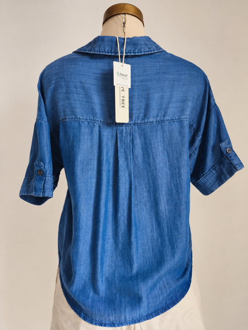 Camisa de chambray de manga corta con cuello en V - imagen 2