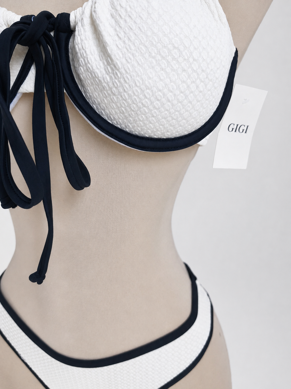 Bikini beige y negro con acabado de textura y tanga de hilo - imagen 3