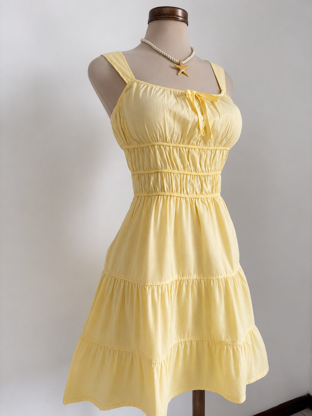 Minivestido amarillo pastel sin mangas con cuello anudado y corte en A - imagen 3