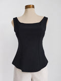 Top de punto con peplum y hombros descubiertos