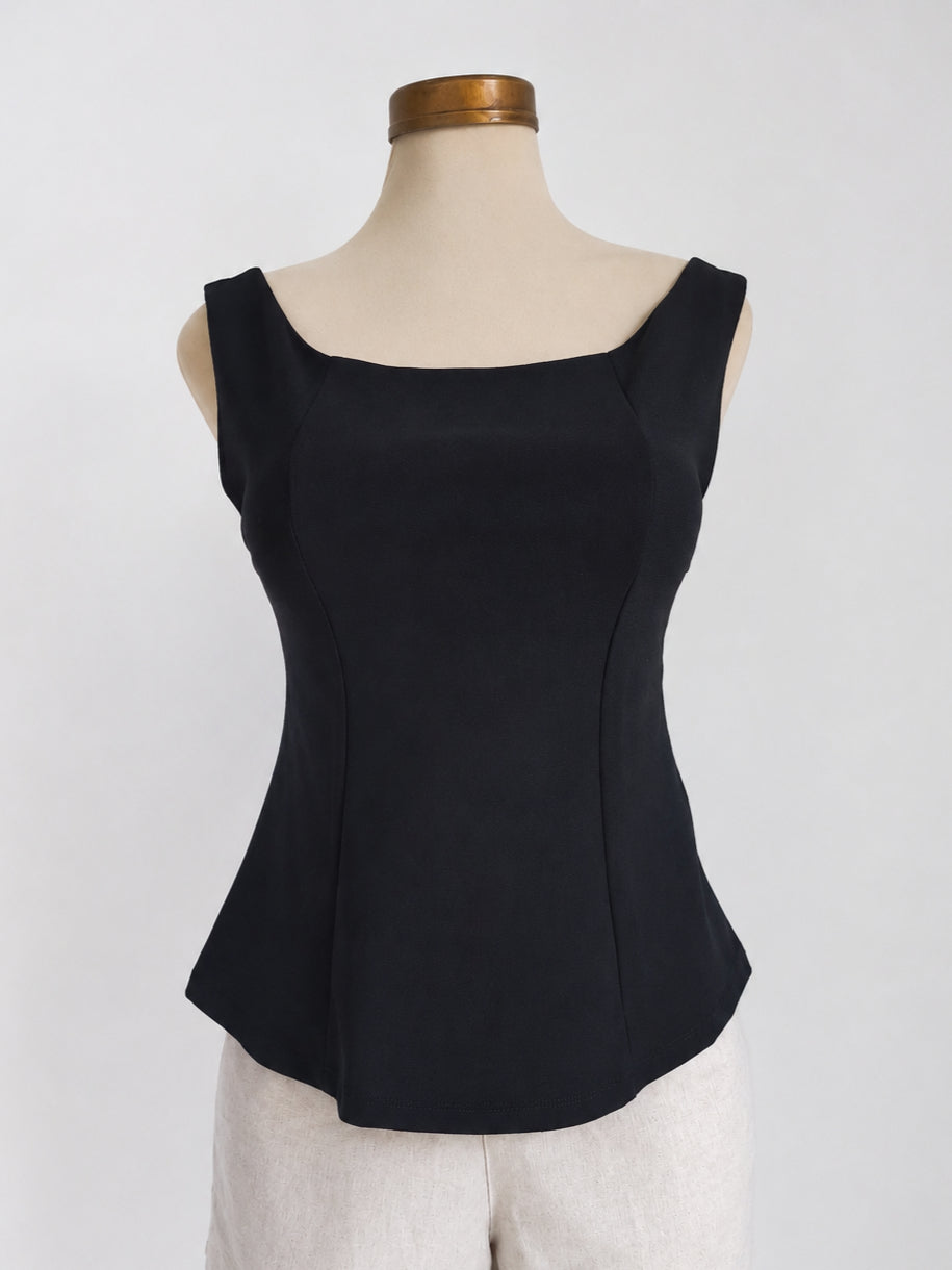 Top de punto con peplum y hombros descubiertos