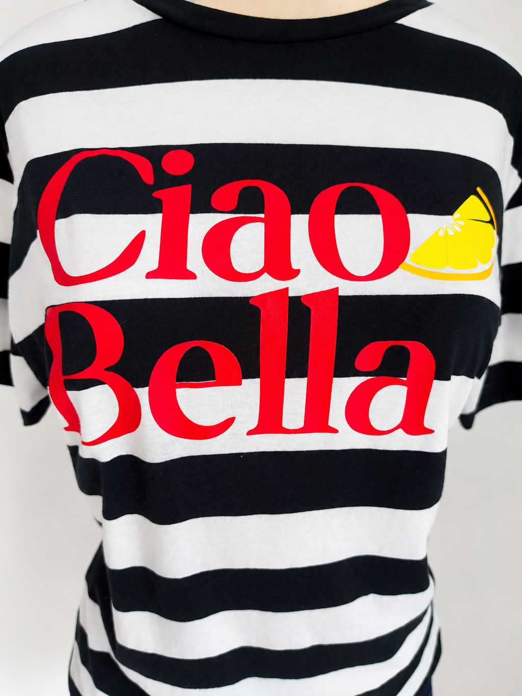 Camiseta negra de manga corta con cuello redondo y rayas gráficas - imagen 4