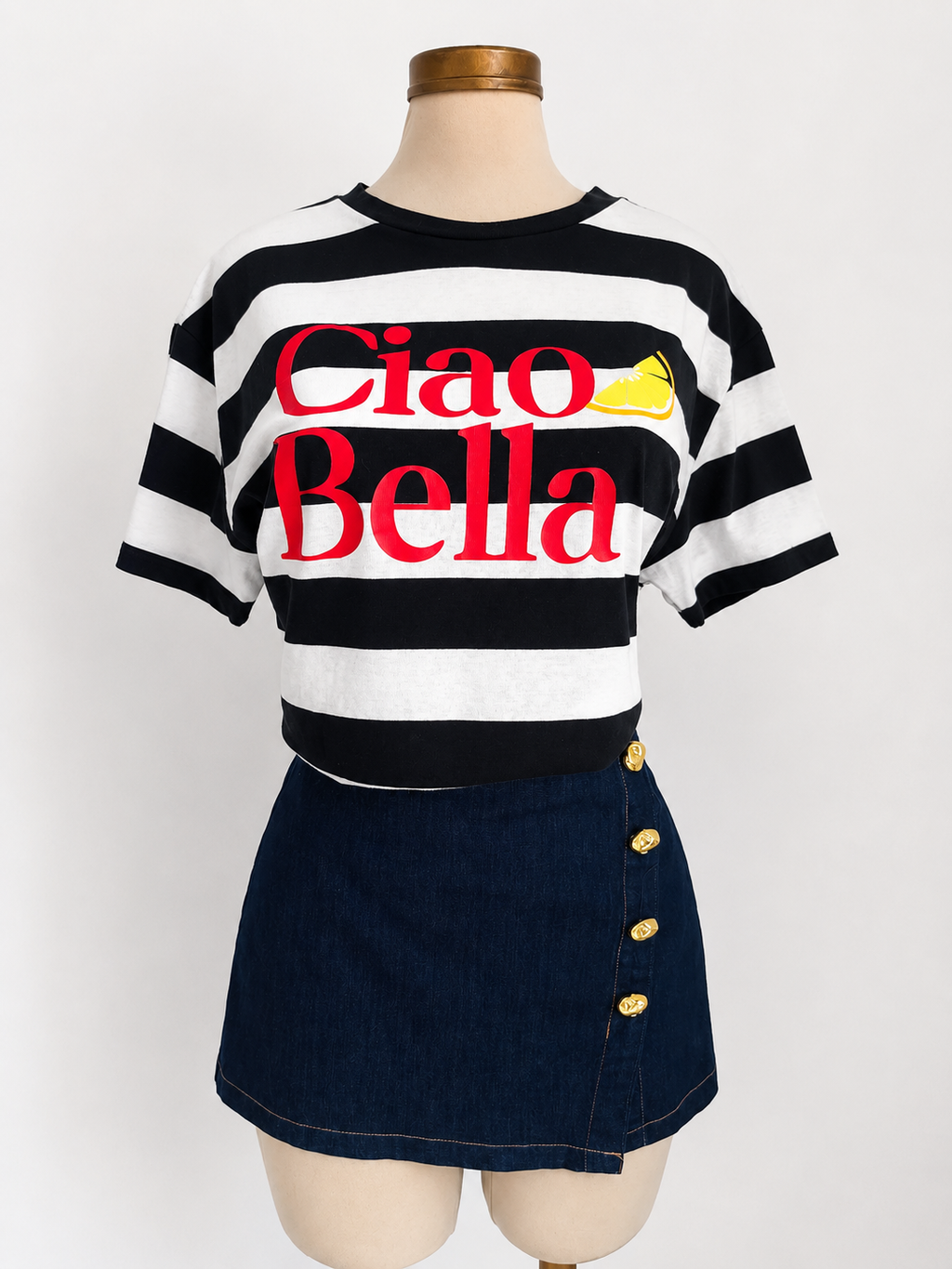 Camiseta negra de manga corta con cuello redondo y rayas gráficas