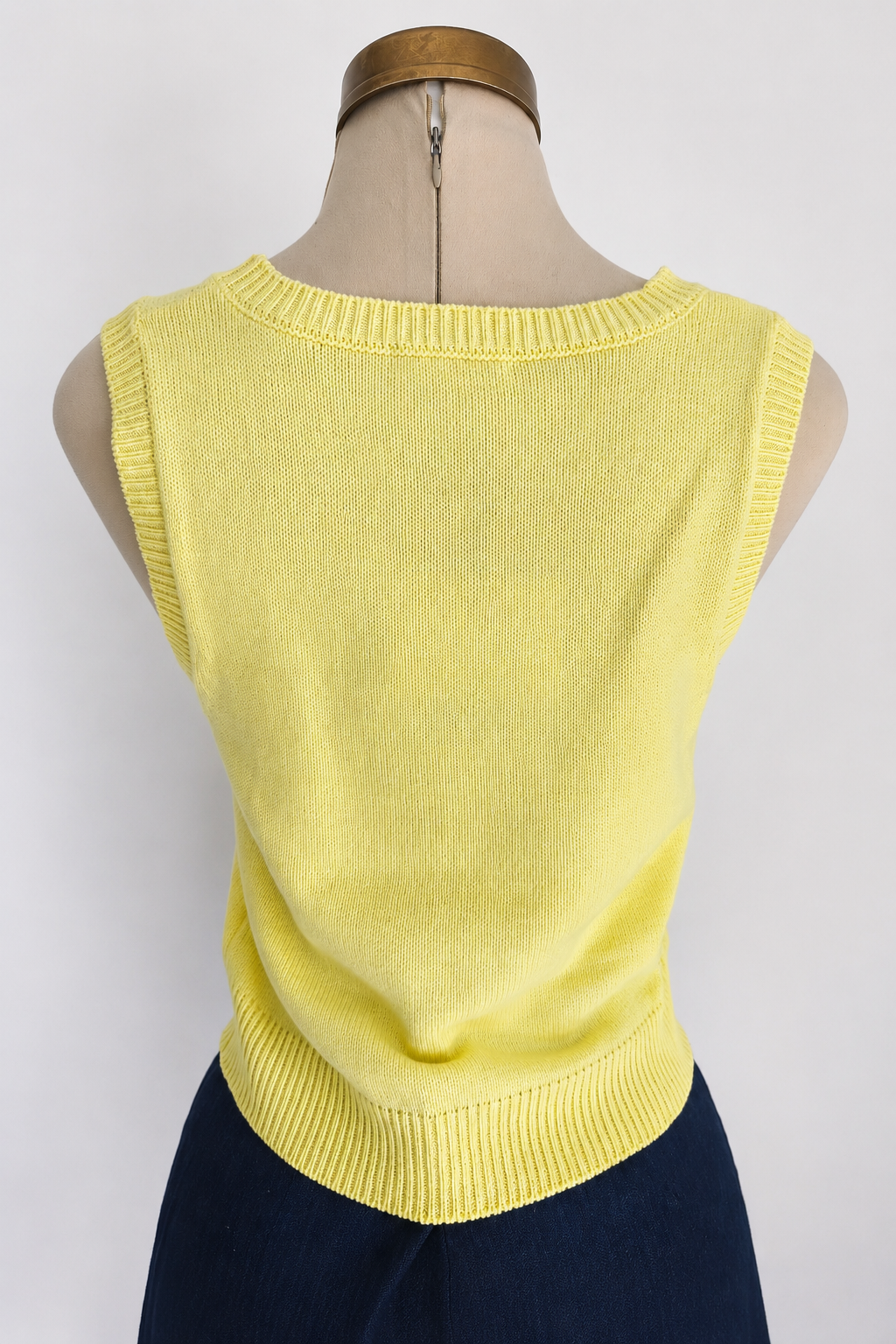 Top amarillo de jacquard sin mangas con cuello redondo - imagen 2