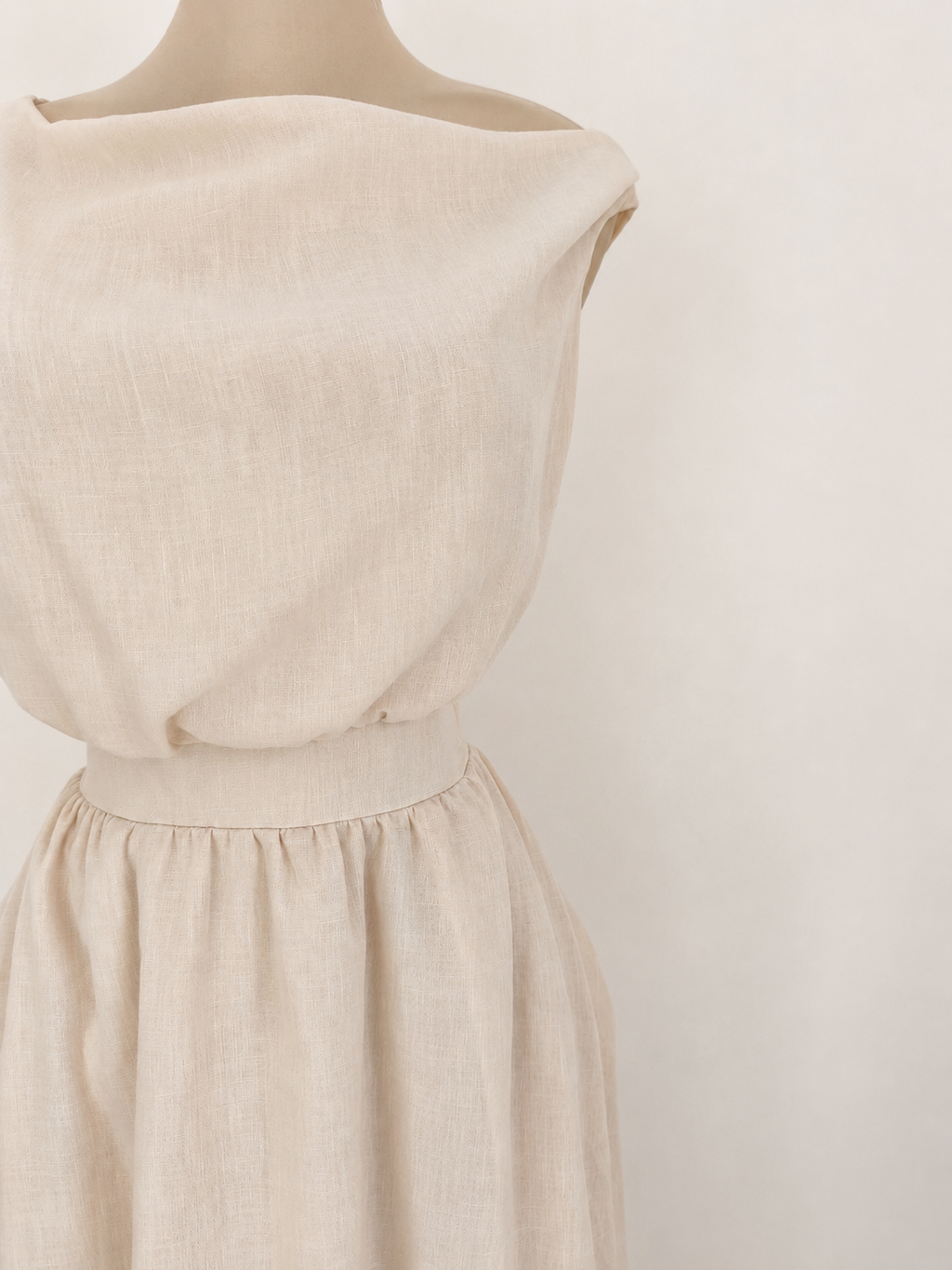 Vestido de corte A con escote asimétrico - imagen 6