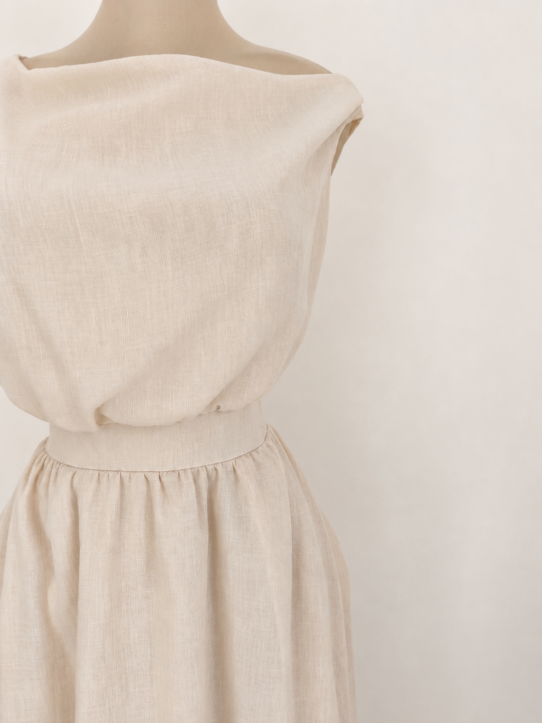 Vestido de corte A con escote asimétrico - imagen 6