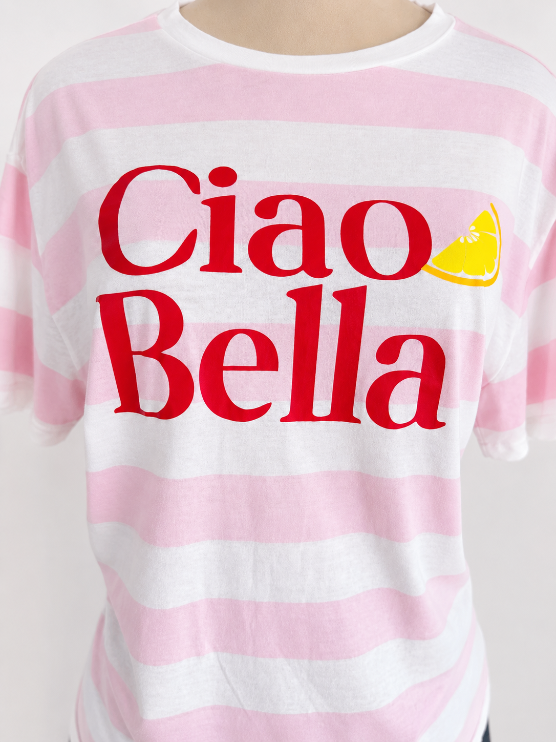 Camiseta rosada de manga corta con cuello redondo y rayas gráficas - imagen 4