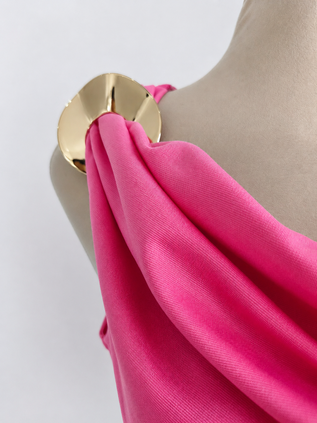 Top rosa sin mangas de punto con cuello drapeado y ribete dorado - imagen 3