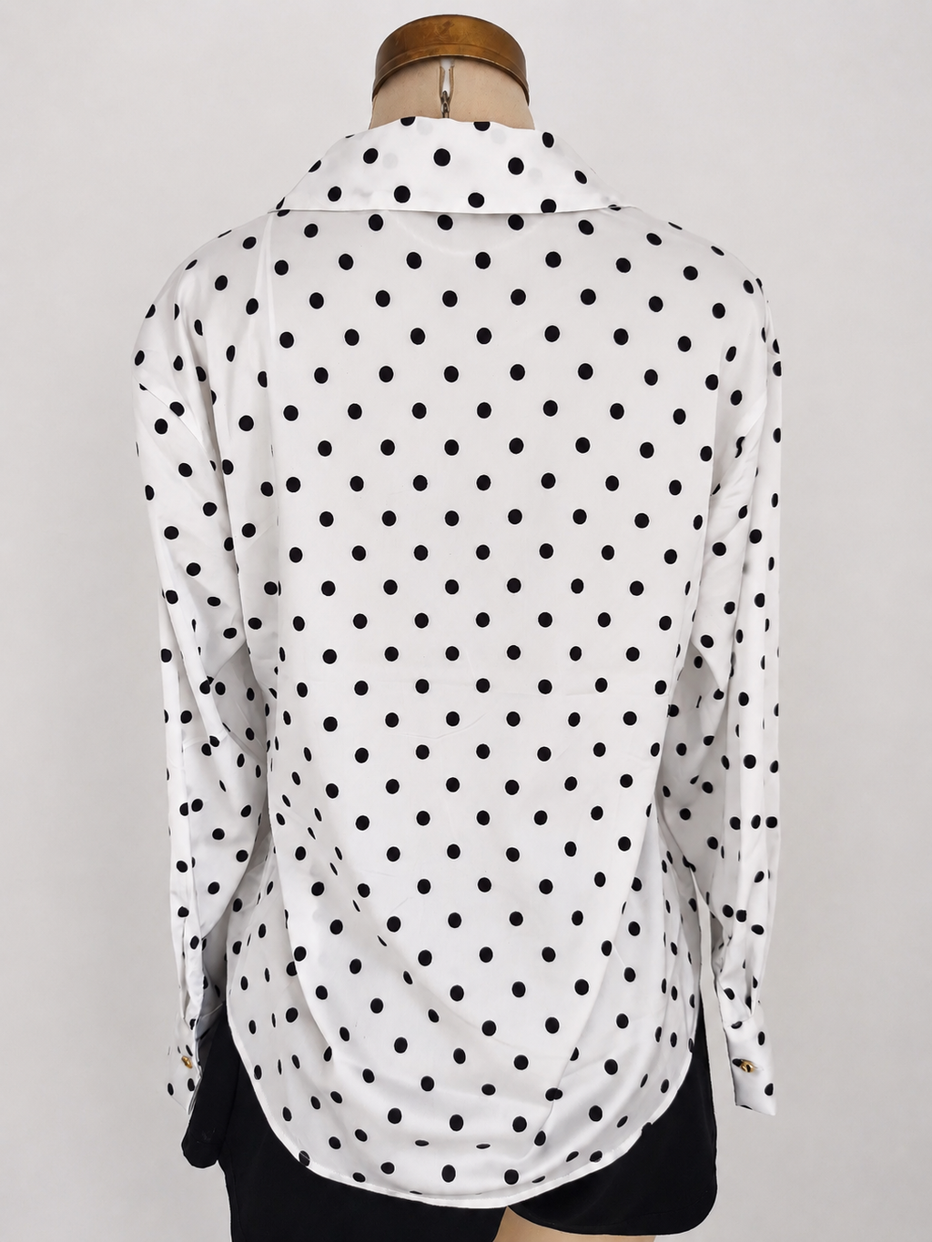 Blusa abotonada de satén con lunares - imagen 2
