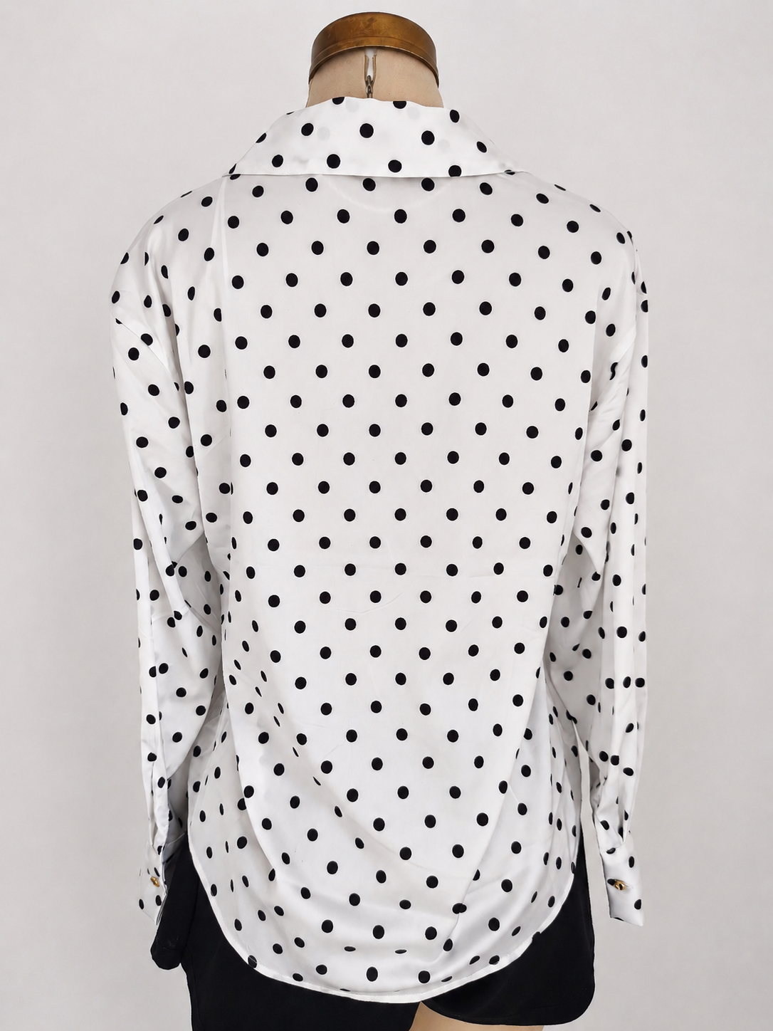 Blusa abotonada de satén con lunares - imagen 2