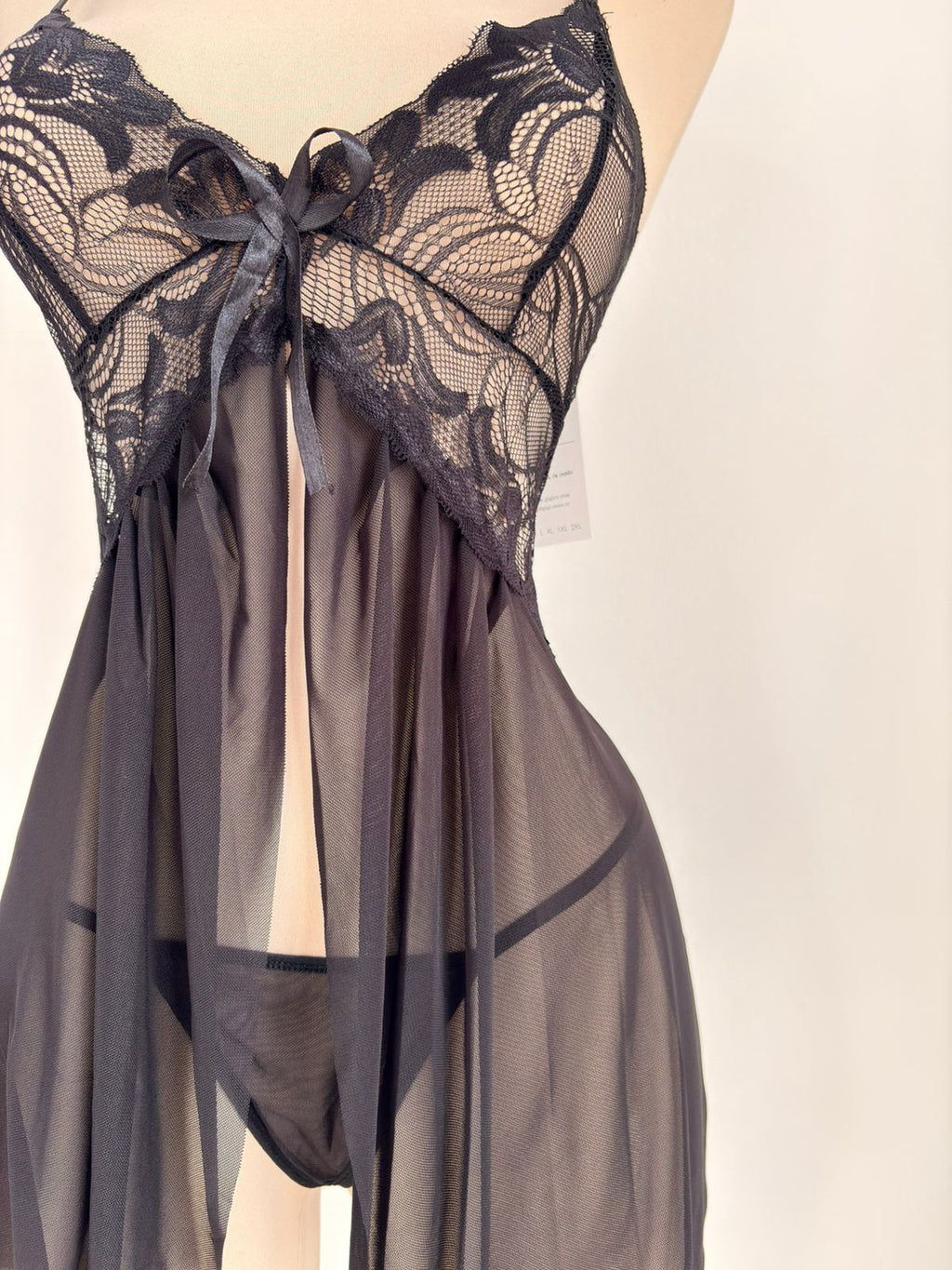 Conjunto de lencería de encaje floral color negro con contraste - imagen 3