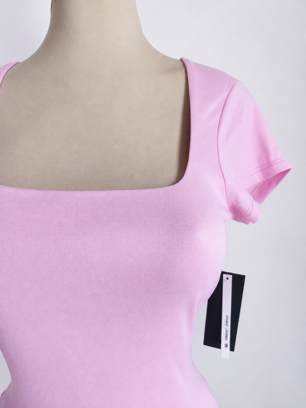 Top rosa de manga corta con cuello cuadrado y doble capa en frontal y posterior - imagen 3