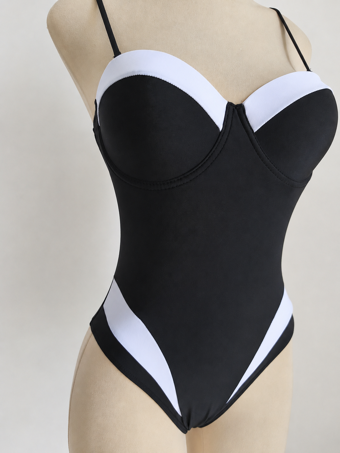 Traje de baño de 1 pieza con tirantes tipo espagueti y diseño - imagen 3