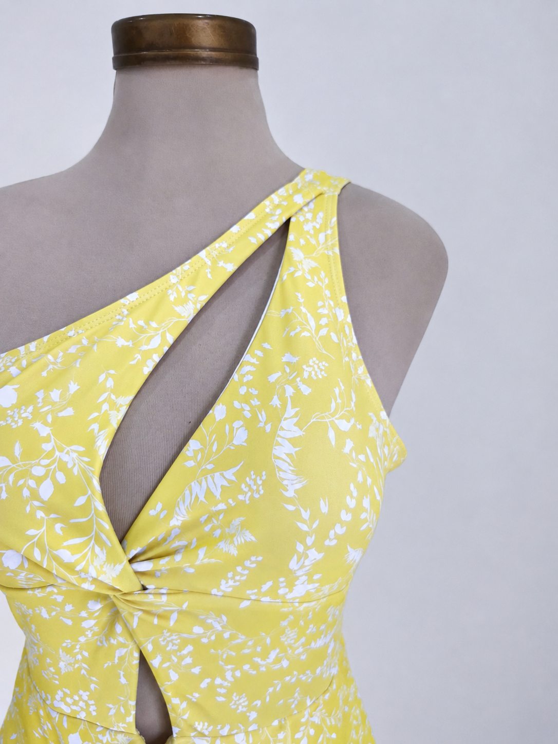 Traje de baño amarillo de una pieza de un hombro - imagen 3