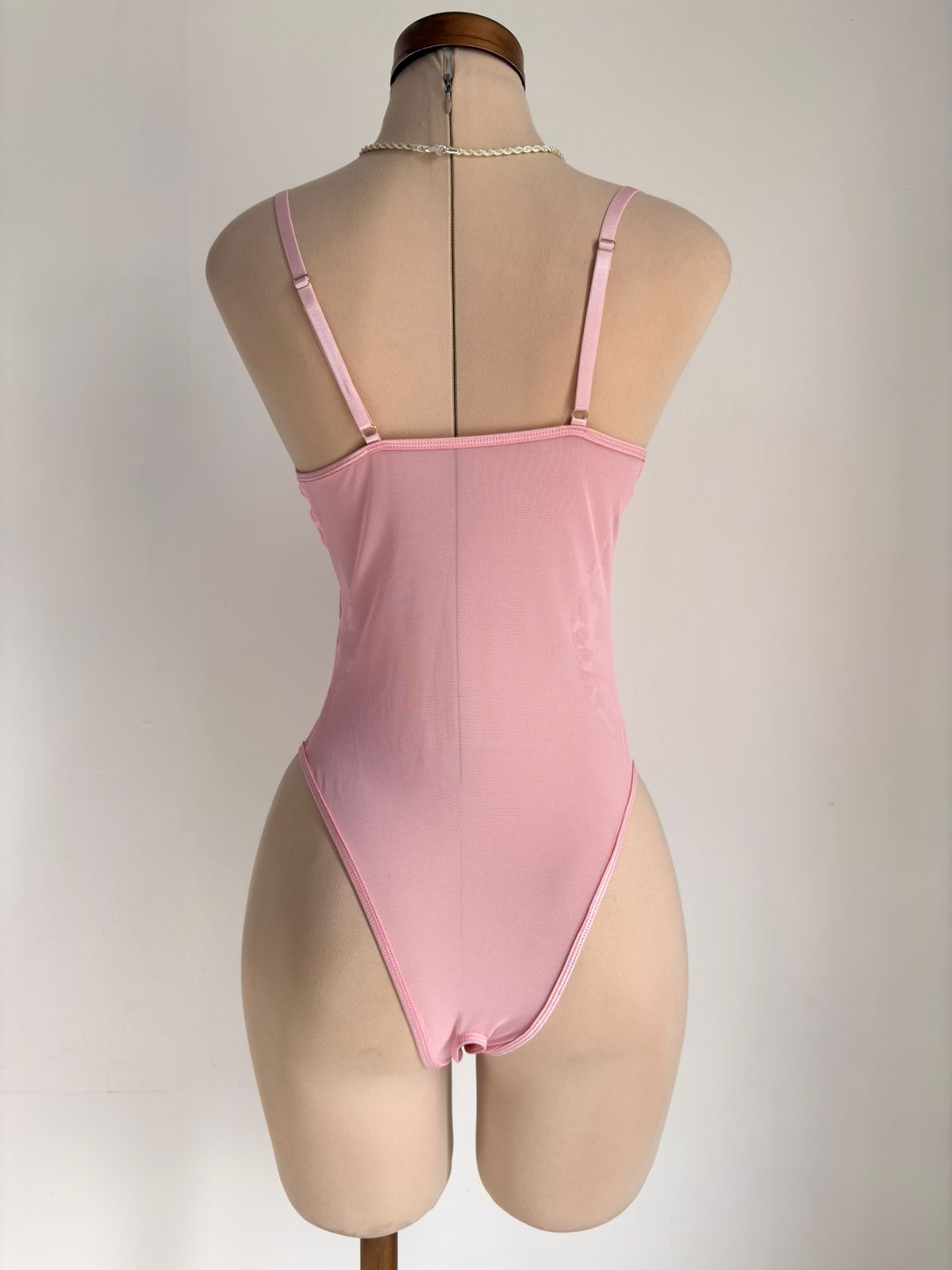 Body rosado con abertura y Bata y Cinturón y 1 par de medias - imagen 2