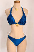 Traje de baño azul, con diseño entrelazado y estrella
