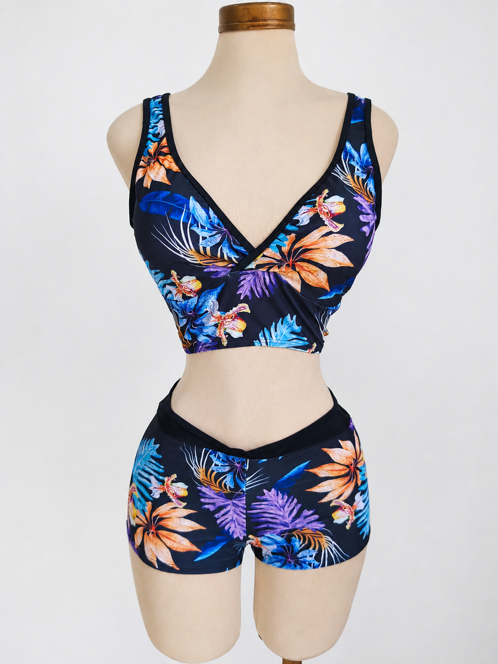 Traje de baño bikini con shorts con estampado tropical