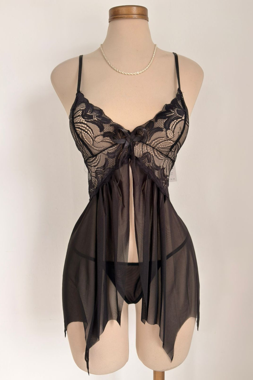 Conjunto de lencería de encaje floral color negro con contraste