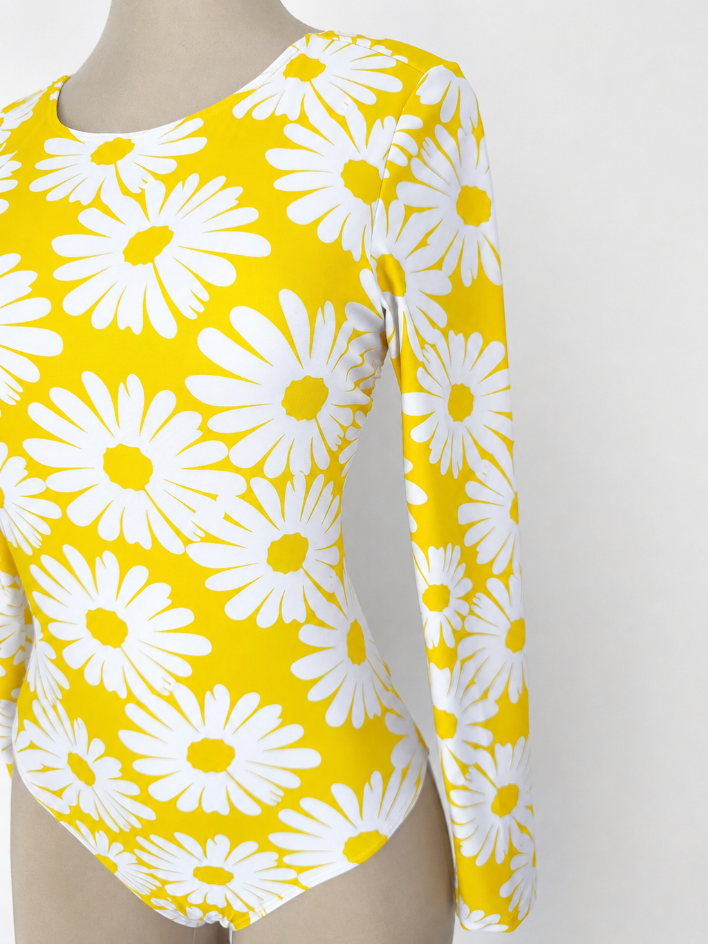 Traje de baño amarillo estampado con mangas largas, espalda cruzada - imagen 3