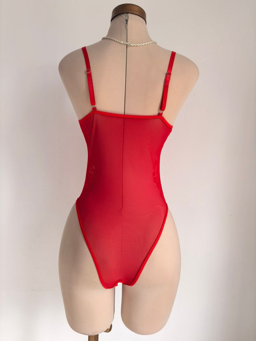 Body rojo con abertura y Bata y 1 par de medias - imagen 2