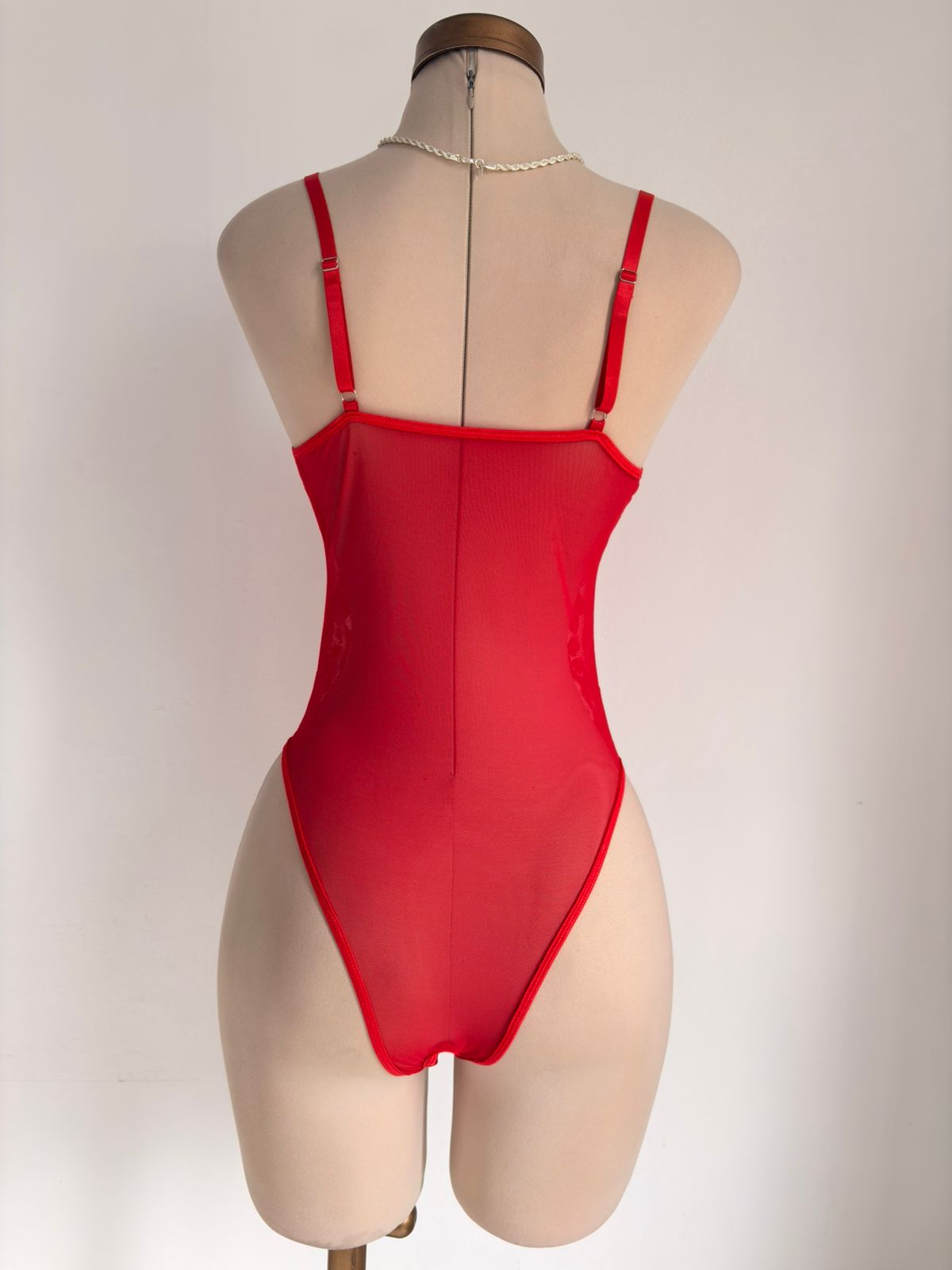Body rojo con abertura y Bata y 1 par de medias - imagen 2