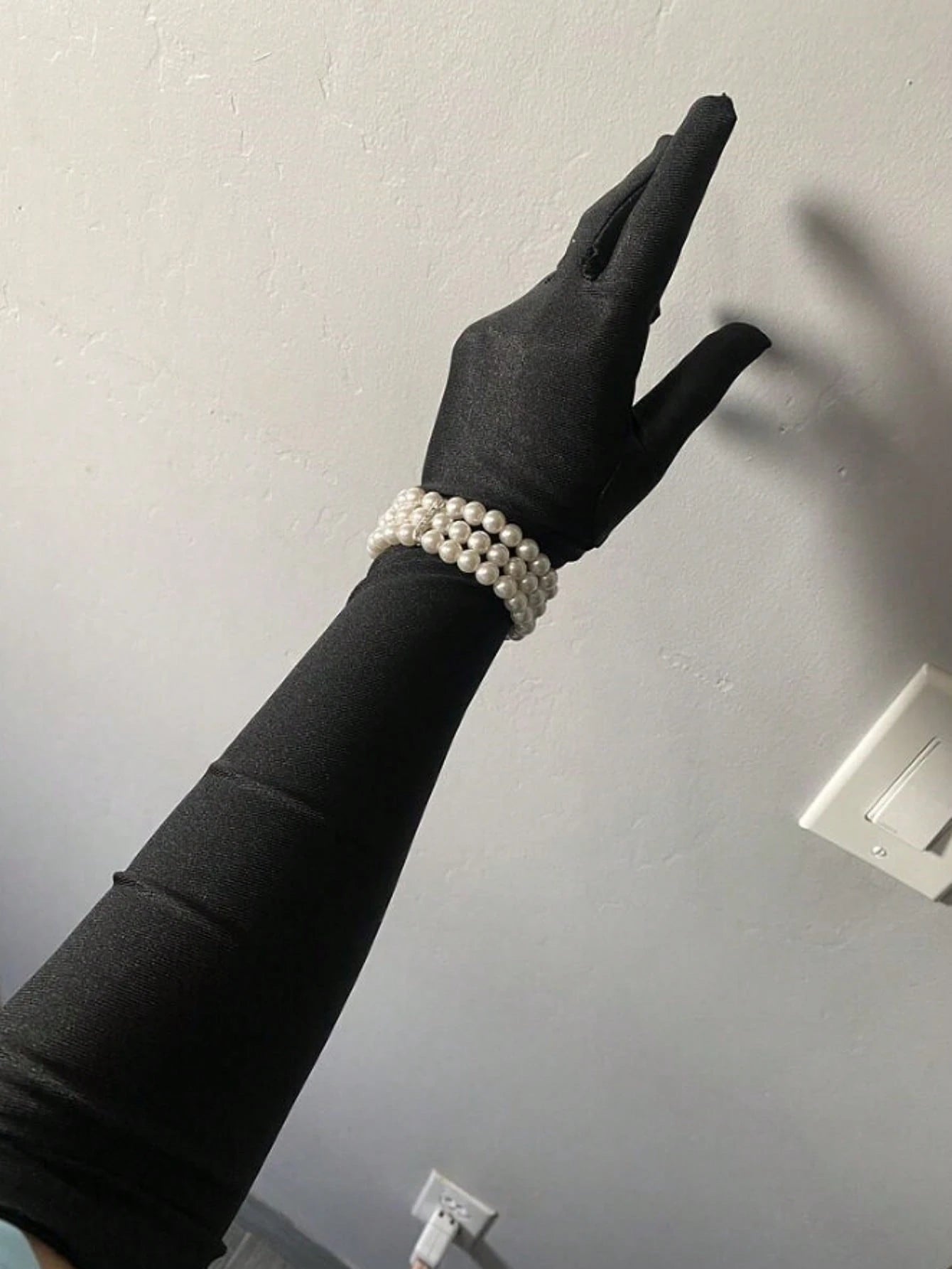 Par de guantes negros (hasta el codo) - imagen 6