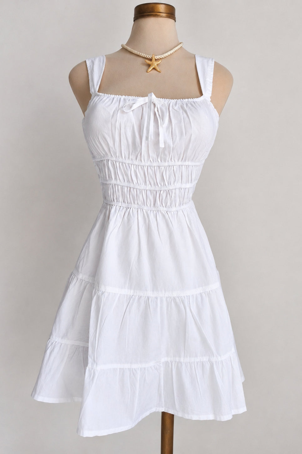 Minivestido blanco sin mangas con cuello anudado y corte en A