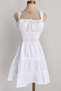 Minivestido blanco sin mangas con cuello anudado y corte en A
