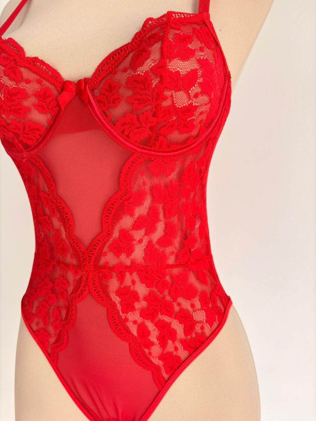 Body rojo con abertura y Bata y 1 par de medias - imagen 4