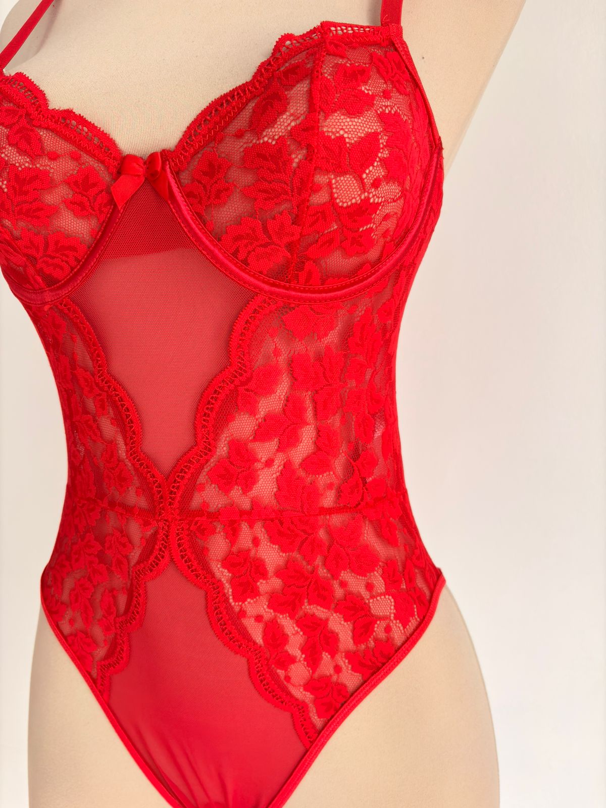 Body rojo con abertura y Bata y 1 par de medias - imagen 4