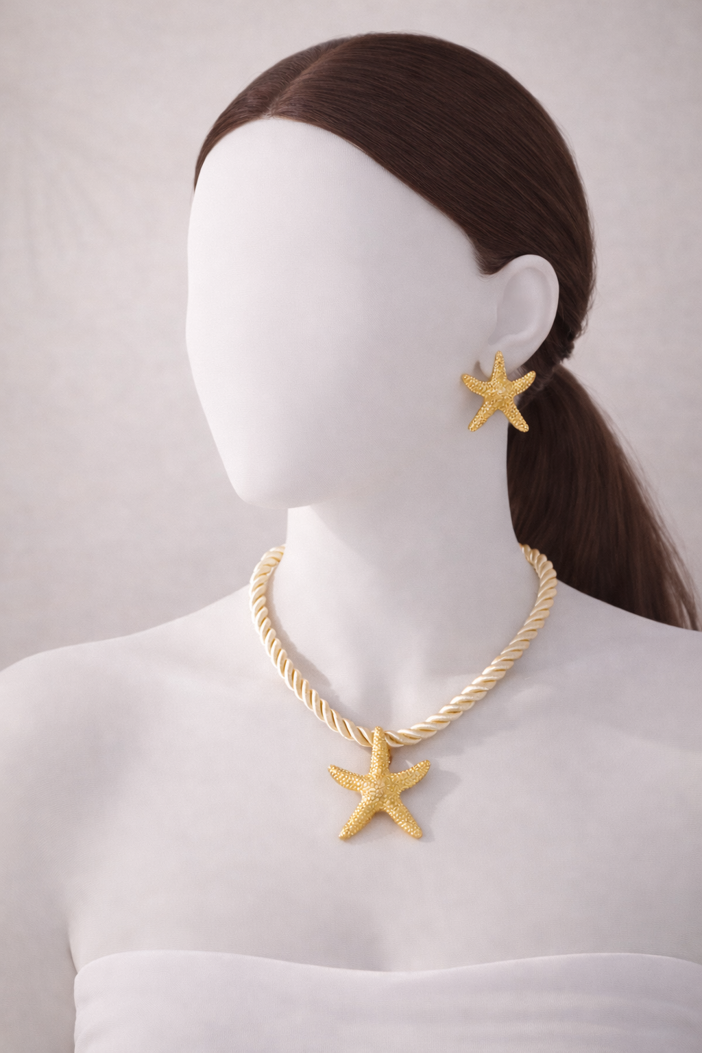 Set de aretes y collar en forma de estrella dorada - Modelo 2 - imagen 2