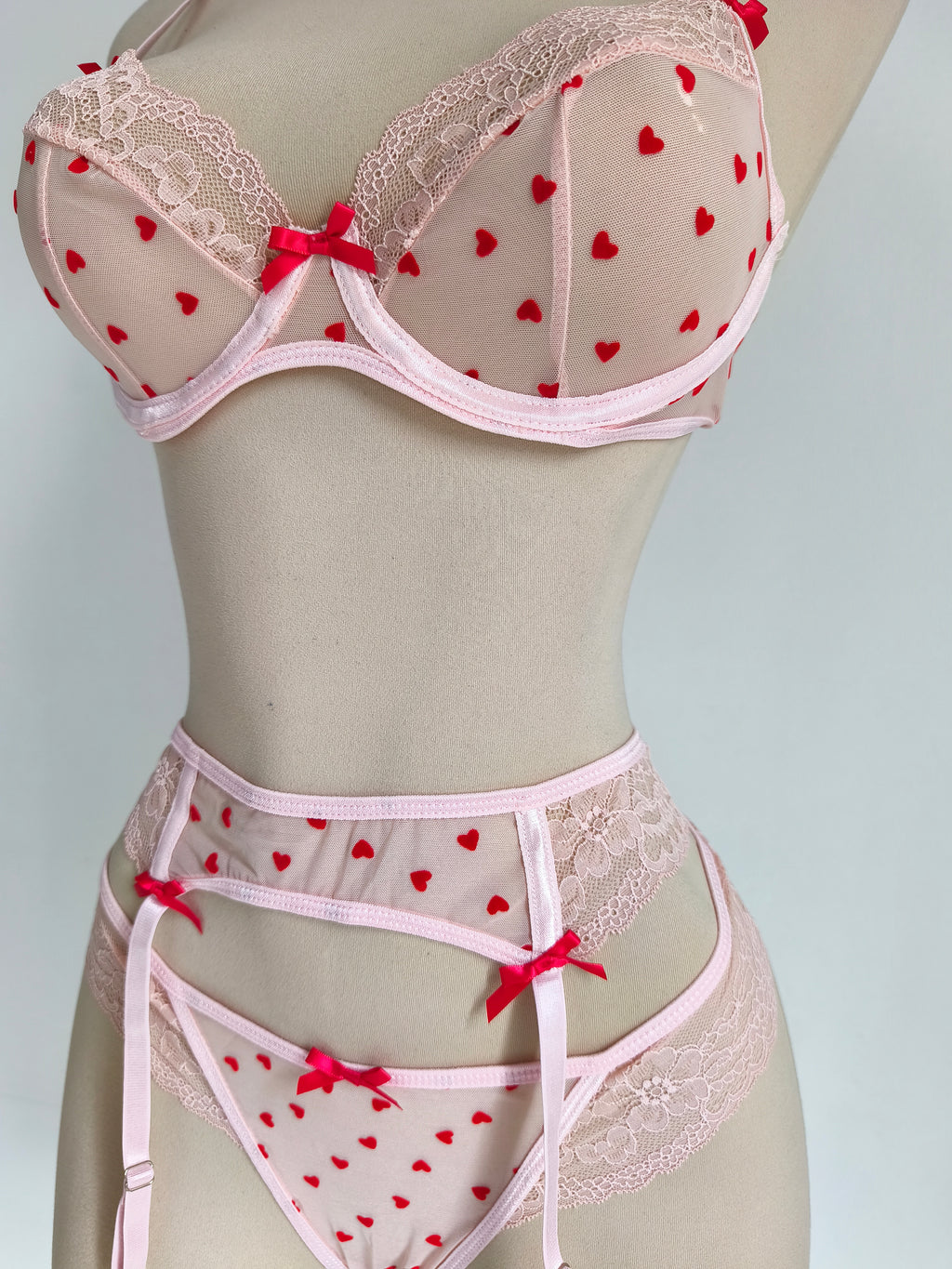 Set de lencería rosado con corazones y transparencia, con realce - imagen 3