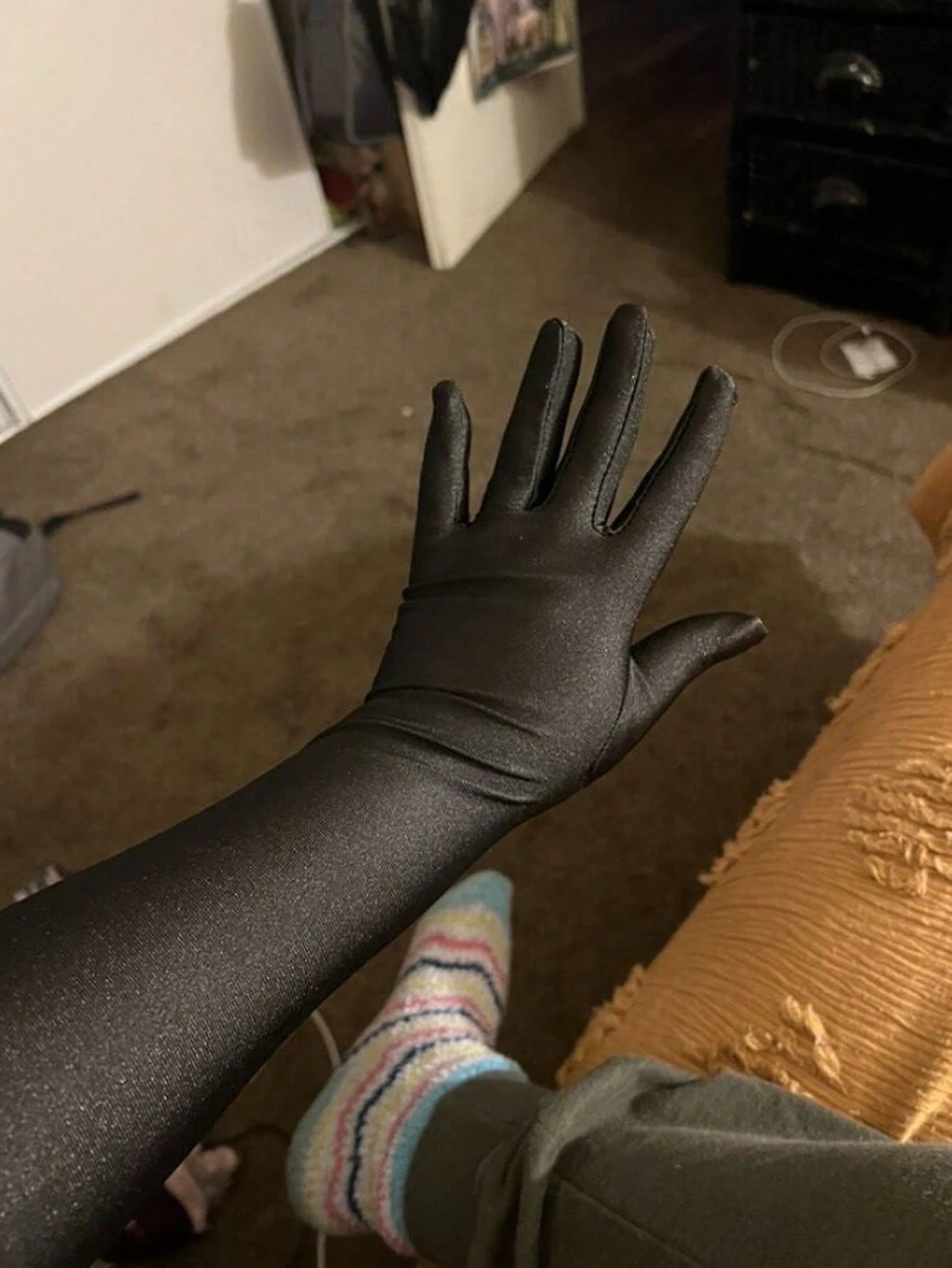 Par de guantes negros (hasta el codo) - imagen 5