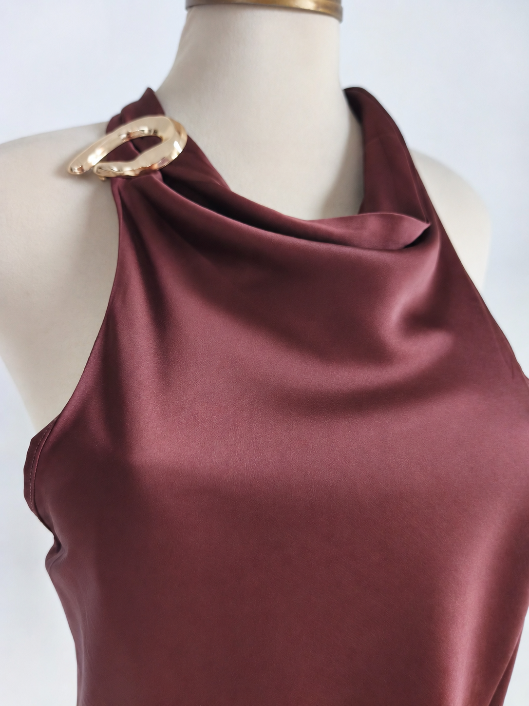 Blusa de satén con cuello halter - imagen 4