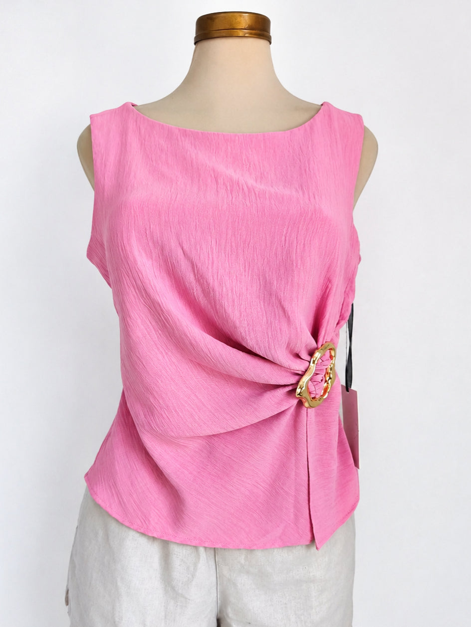 Top rosa sin mangas con detalle de hebilla en la cintura
