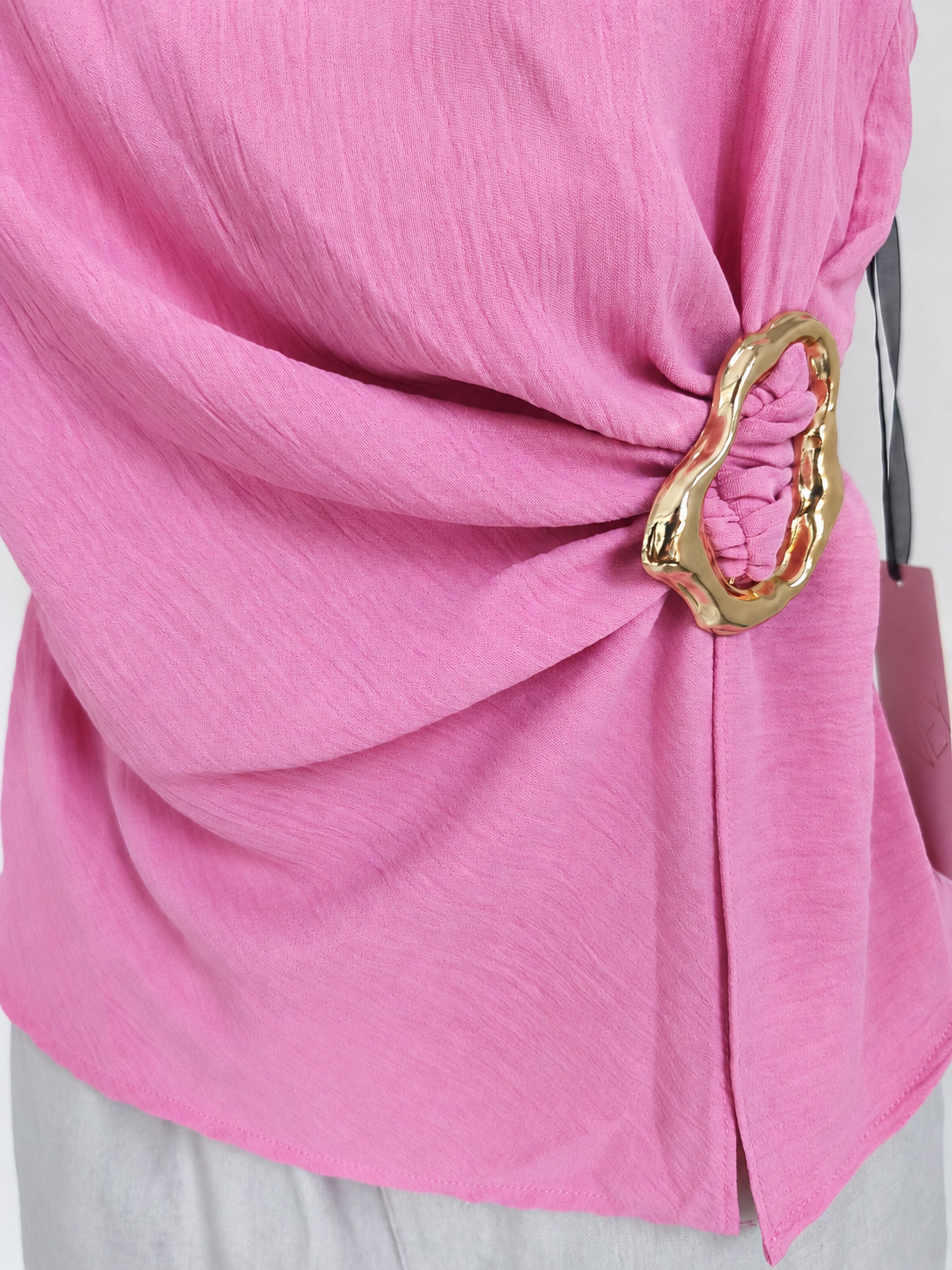 Top rosa sin mangas con detalle de hebilla en la cintura - imagen 3