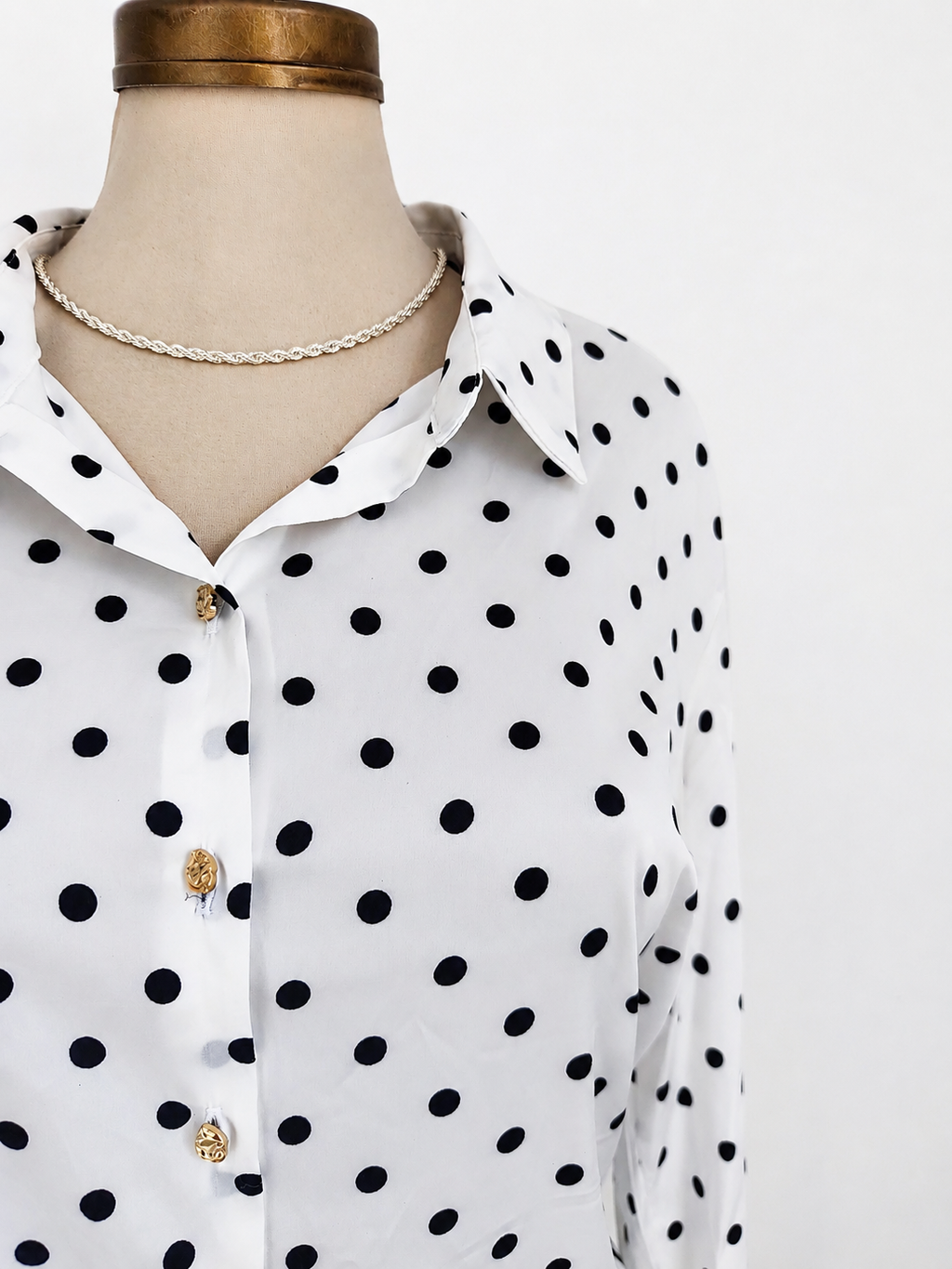 Blusa abotonada de satén con lunares - imagen 3