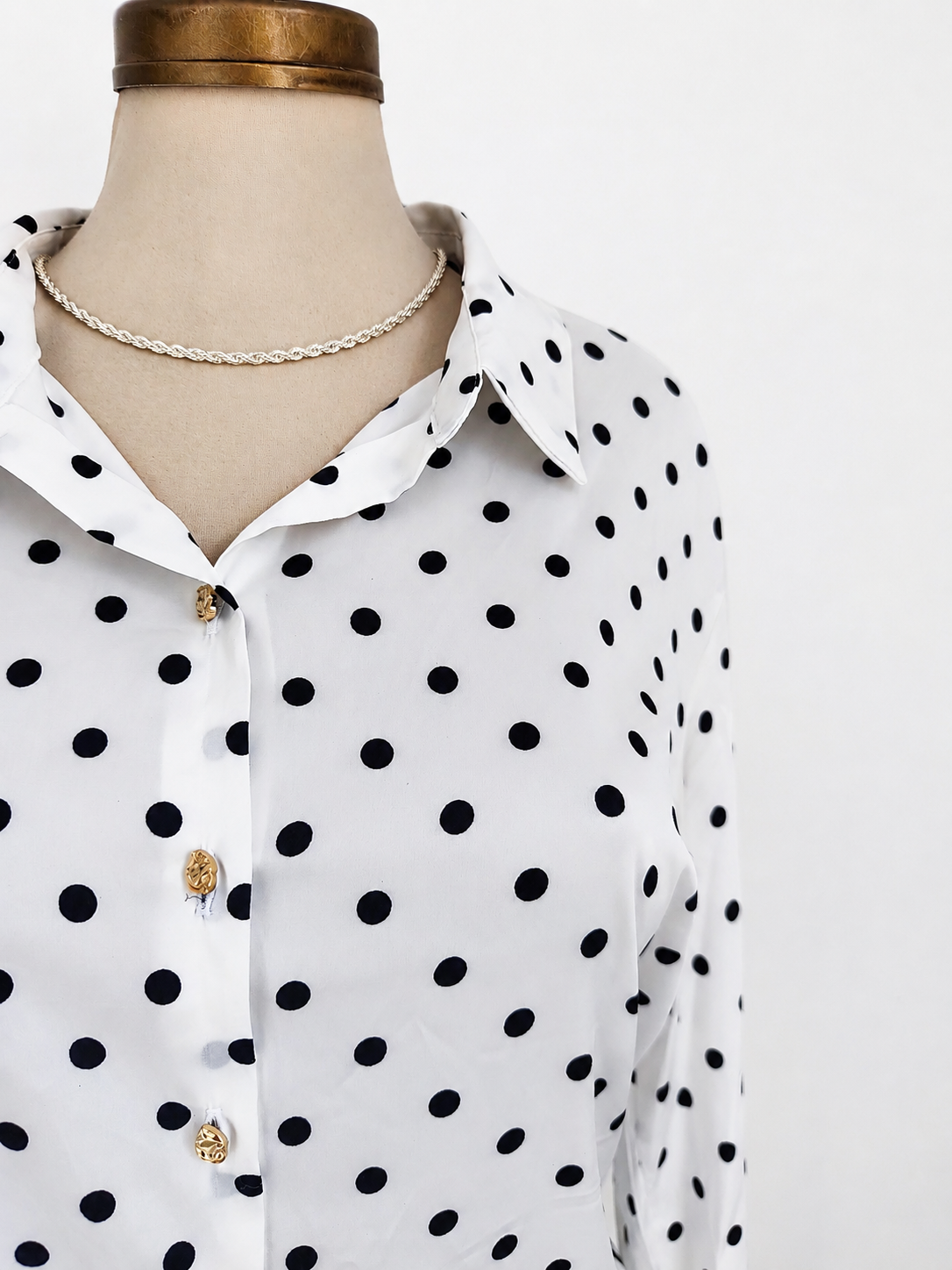 Blusa abotonada de satén con lunares - imagen 3