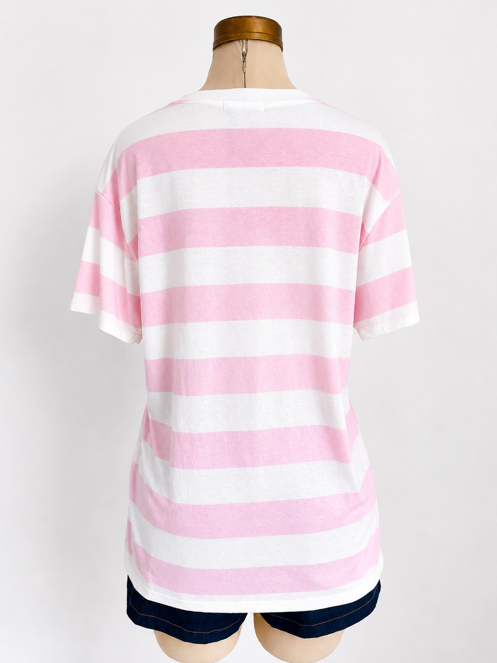 Camiseta rosada de manga corta con cuello redondo y rayas gráficas - imagen 2