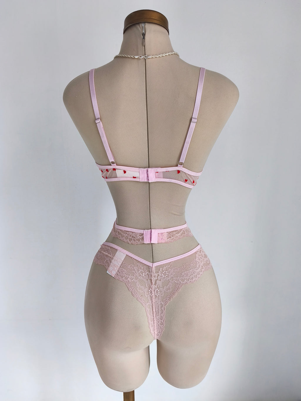 Set de lencería rosado con corazones y transparencia, con realce - imagen 2