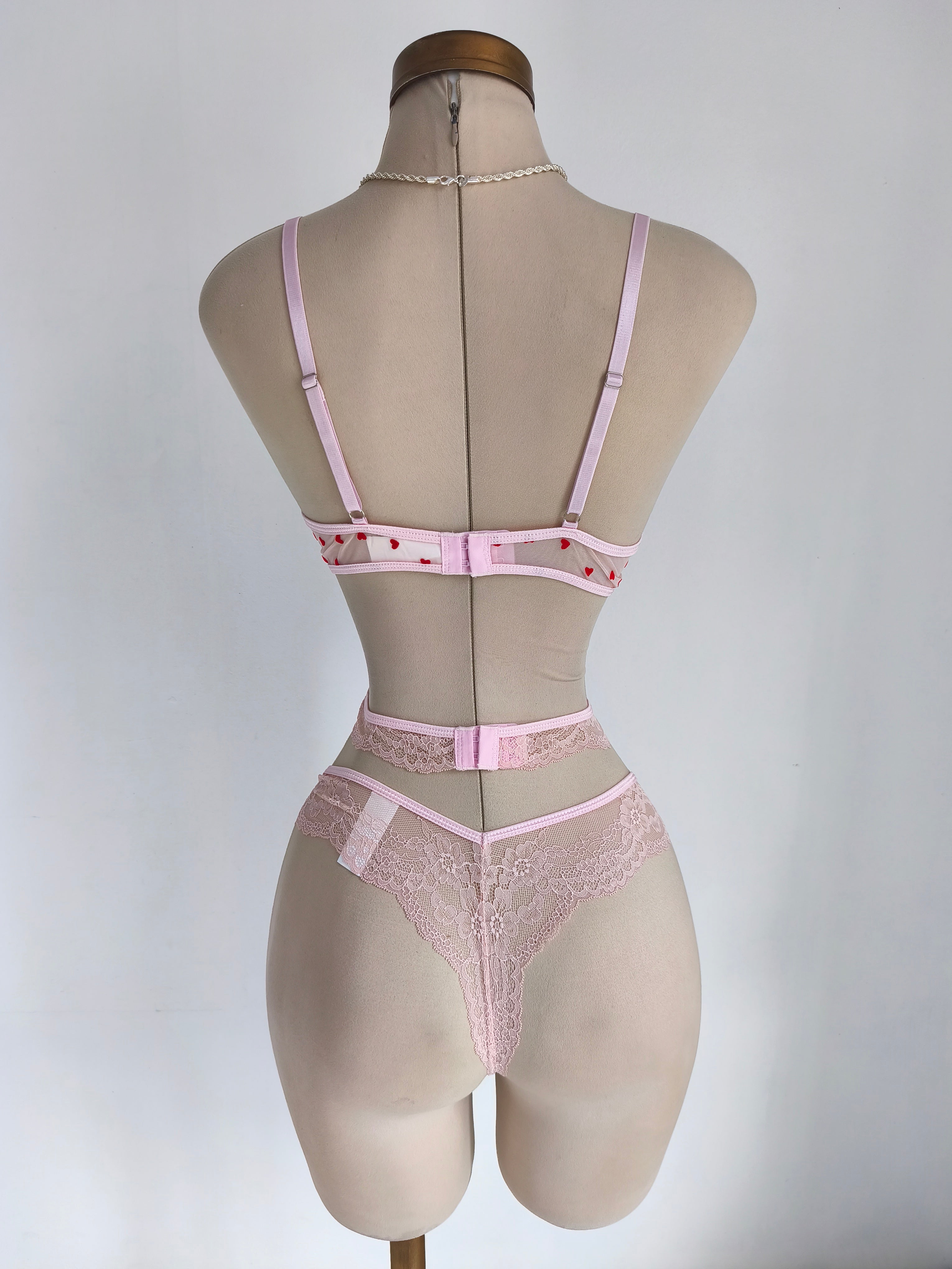 Set de lencería rosado con corazones y transparencia, con realce - imagen 2