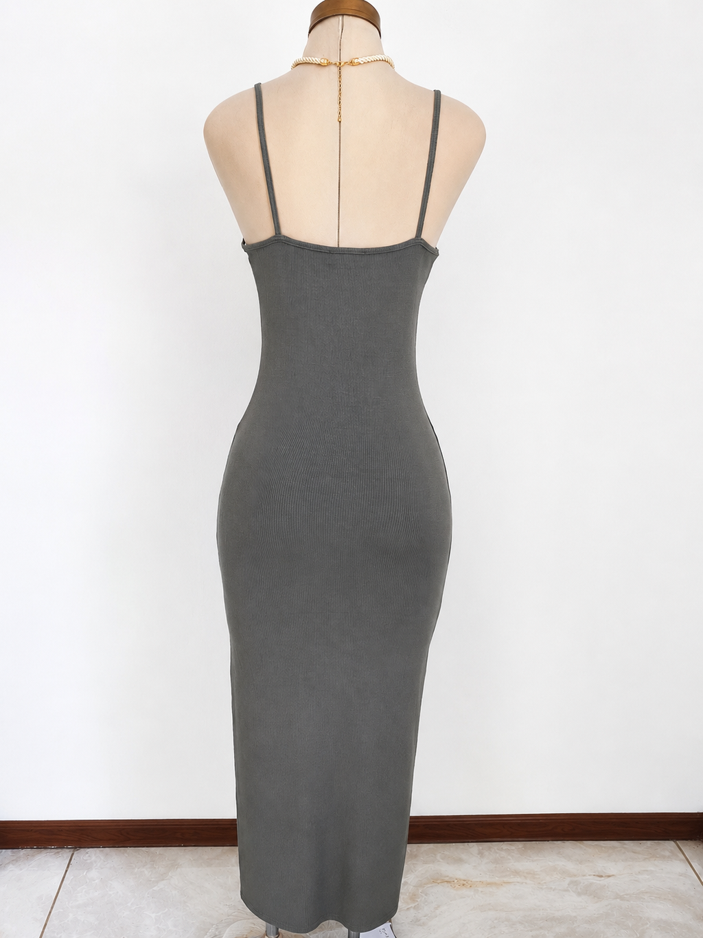 Vestido largo sin mangas con botones y abertura alta - imagen 2