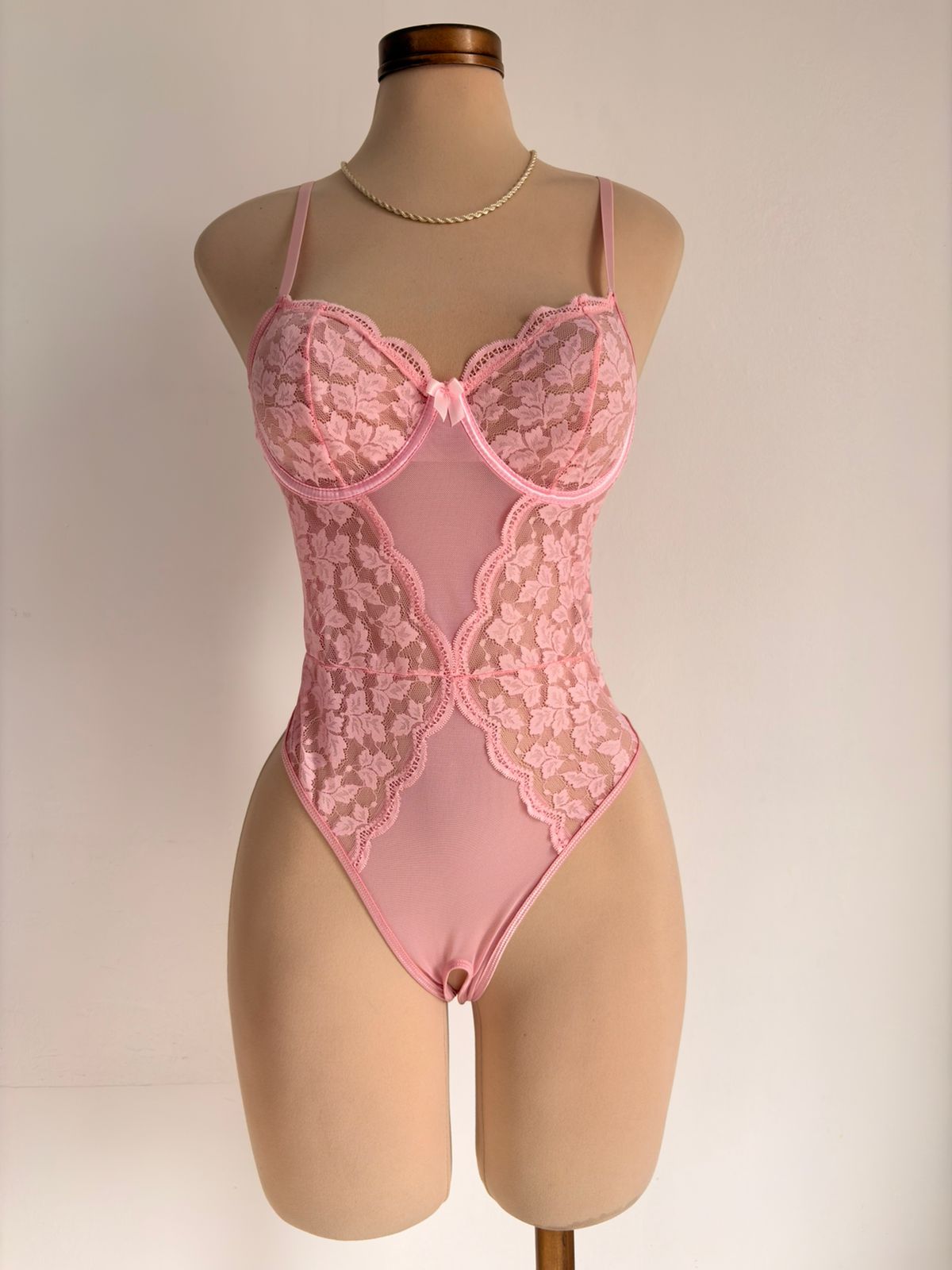 Body rosado con abertura y Bata y Cinturón y 1 par de medias - imagen 5