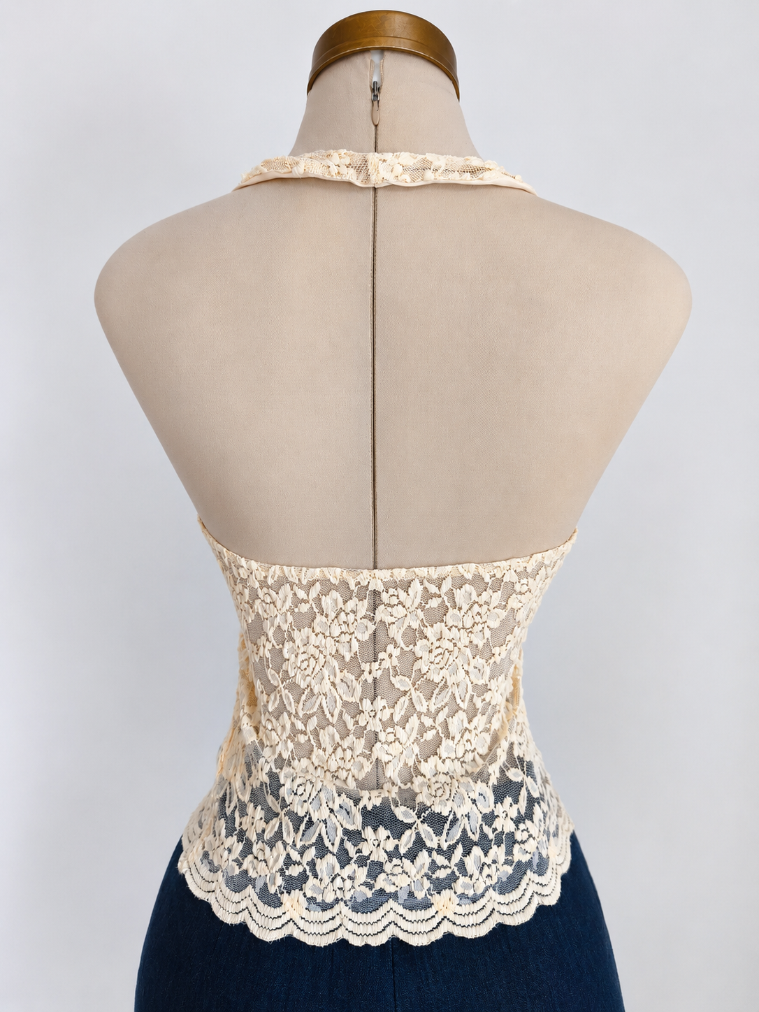 Top color crema de tirantes con cuello halter y encaje floral - imagen 2