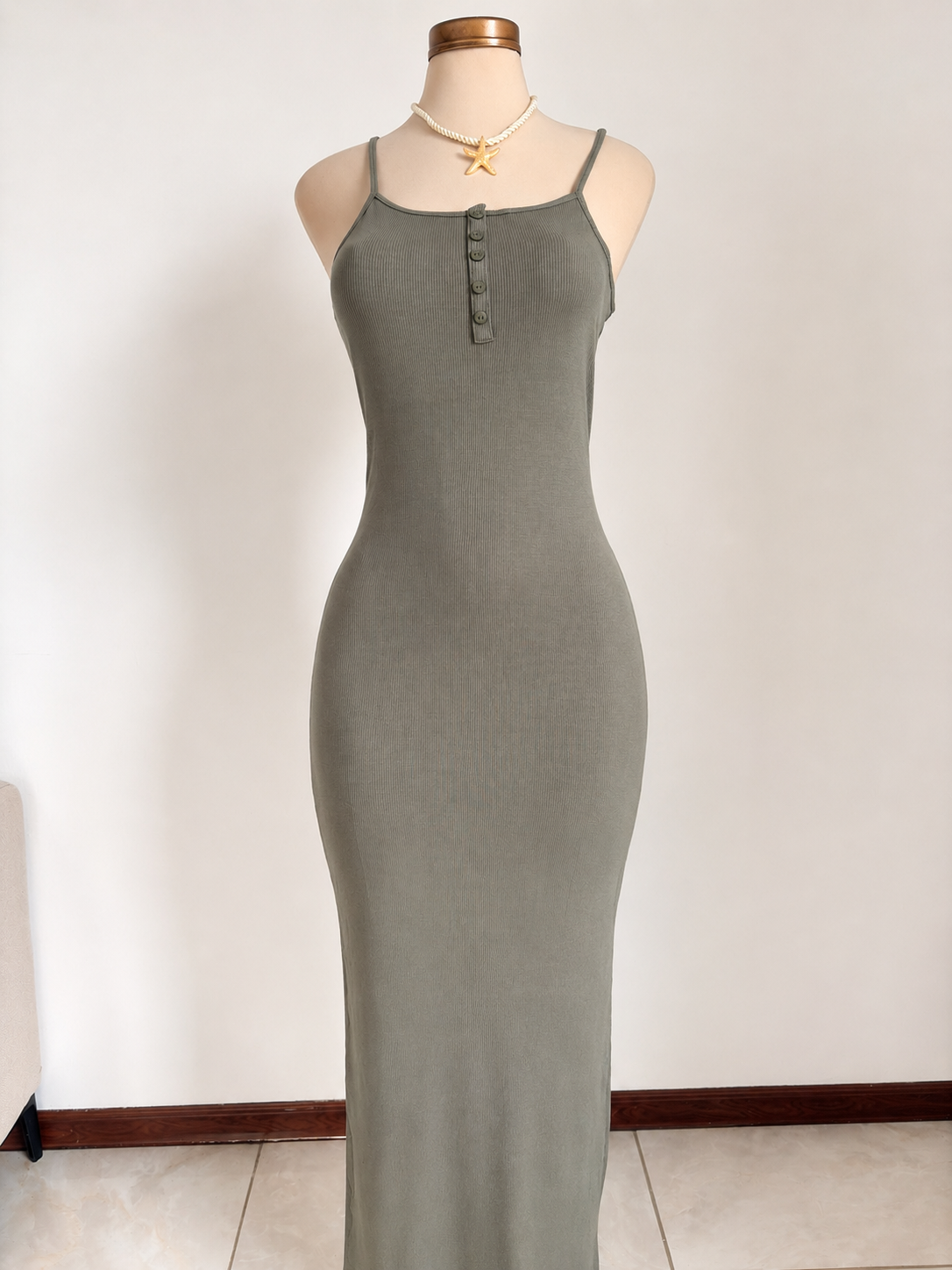 Vestido largo sin mangas con botones y abertura alta