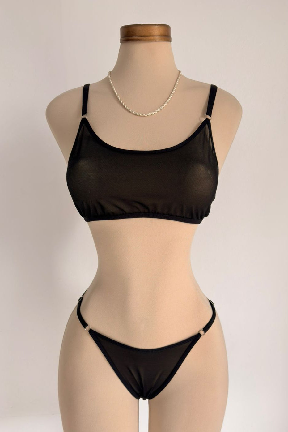 Conjunto de sujetador y bragas transparentes de malla