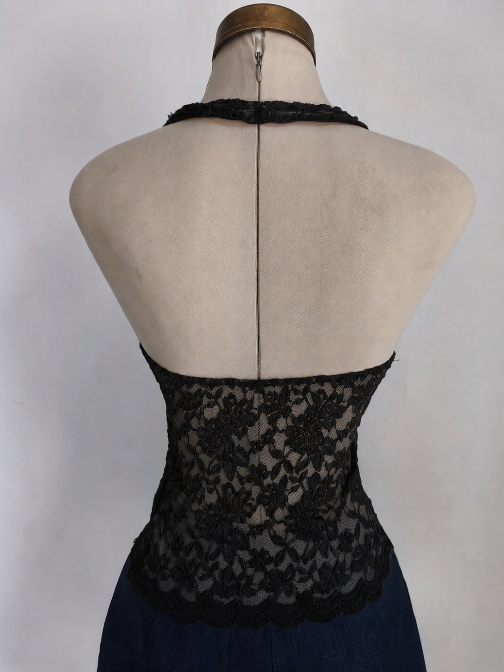 Top negro de tirantes con cuello halter y encaje floral - imagen 2