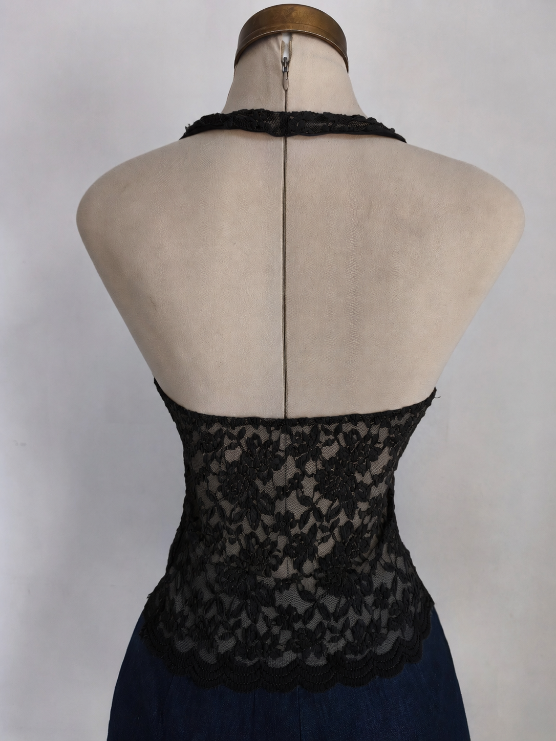 Top negro de tirantes con cuello halter y encaje floral - imagen 2