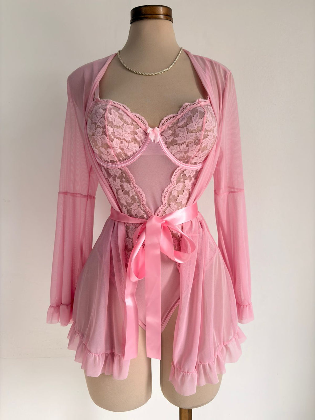 Body rosado con abertura y Bata y Cinturón y 1 par de medias - imagen 3