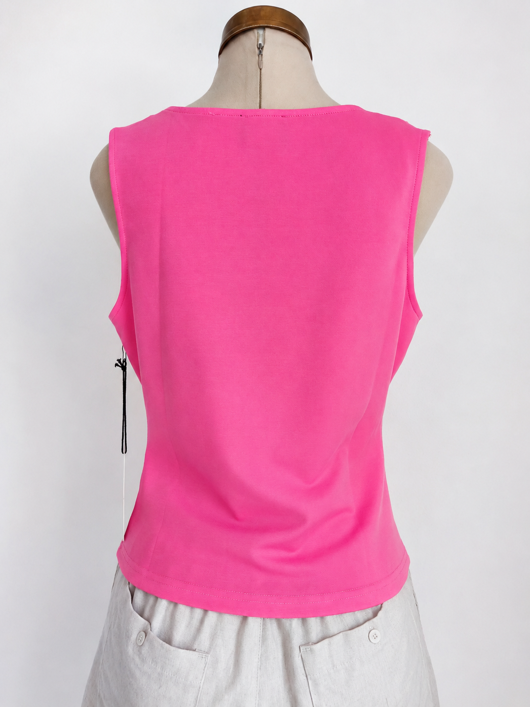 Top rosa sin mangas de punto con cuello drapeado y ribete dorado - imagen 2